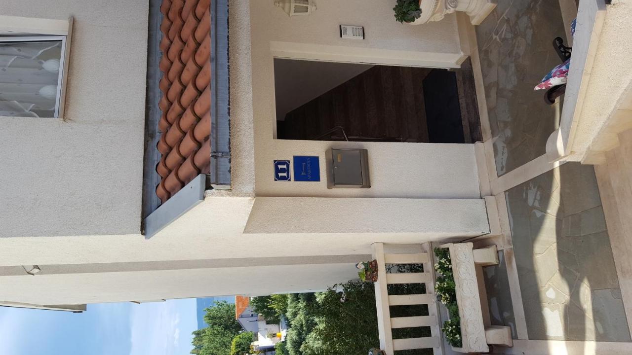 Apartments Galic Omis Exterior photo